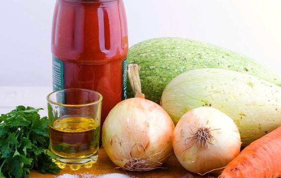 1. Этап. Кабачковая икра с морковкой: 1. Вот такой аппетитный набор ингредиентов вам потребуется, чтобы повторить этот простой рецепт кабачковой икры с морковкой на своей кухне.