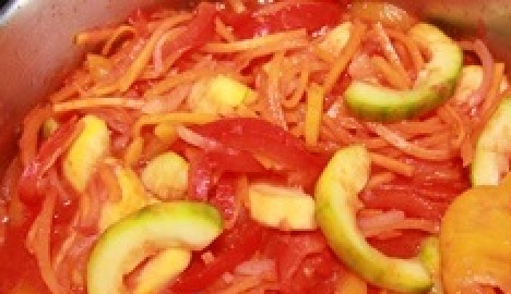 1. Этап. Лечо из кабачков на зиму: Когда овощи размякнут добавьте перец и кабачки. Посолите и тушите 5 минут на среднем огне.