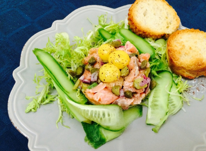 1. Этап. Салат Тартар: Вымытые листья салата порвите руками и выложите на тарелку. Рыбу и лук смешайте с заправкой из половины сока лимона и растительно масла. Выложите это на салатные листья, а сверху положите отварные желтки, каперсы и нарезанные мелко соленые огурчики. Поперчите салат по вкусу и подавайте с теплыми гренками.