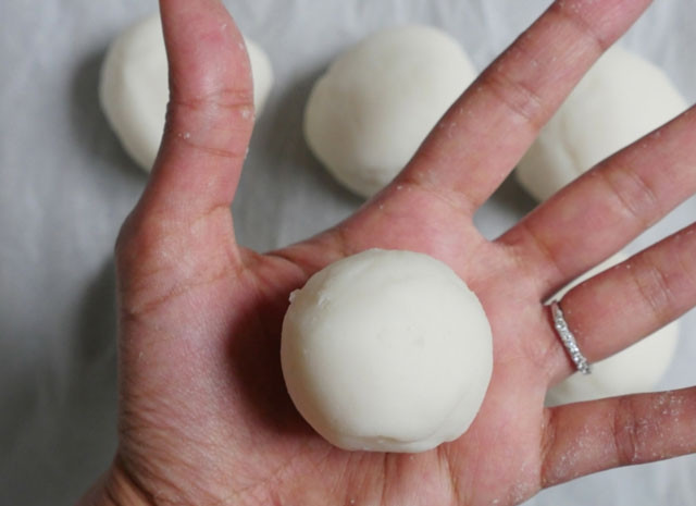 1. Этап. Рисовое тесто: Из каждой части сформируйте шарик.