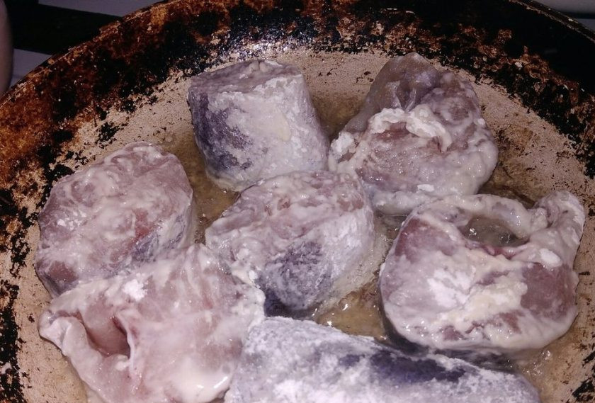 1. Этап. Хек под томатным маринадом: 2. Обваливаем рыбу в муке и жарим на растительном масле. Не спешите солить рыбу, чтобы она не прилипла к сковороде во время жарки.