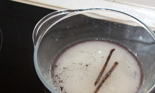 1. Этап. Пирожное Вишнёвый ноктюрн: В 35 мл воды насыпьте ваниль из стручка. Добавьте сахар для суфле и сам стручок ванили. Доведите смесь до кипения. Варите сироп 3 минуты на среднем огне.