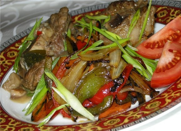 1. Этап. Баранья шея тушеная: 3. После того, как баранина тушилась час, и вы добавили лук и перец, осталось блюдо только перемешать и подать к столу! Приятного аппетита!