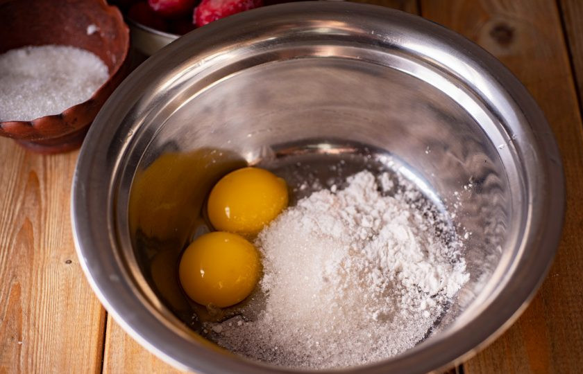 1. Этап. Молочное мороженое с клубникой: В отдельную миску выложите желтки, добавьте 40 грамм сахара и крахмал.