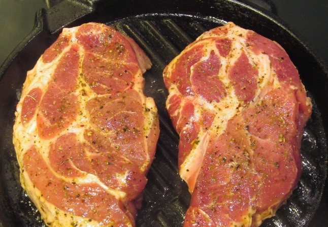 1. Этап. Стейк из шейки свинины: Разогреваем сковороду гриль на большом огне и обжарим стейки по 1 минуте с каждой стороны.