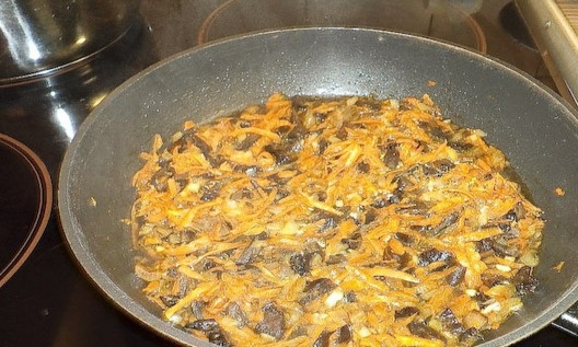 1. Этап. Щи Петровские: Добавьте к грибами лук с морковью, обжаривайте до прозрачности лука.