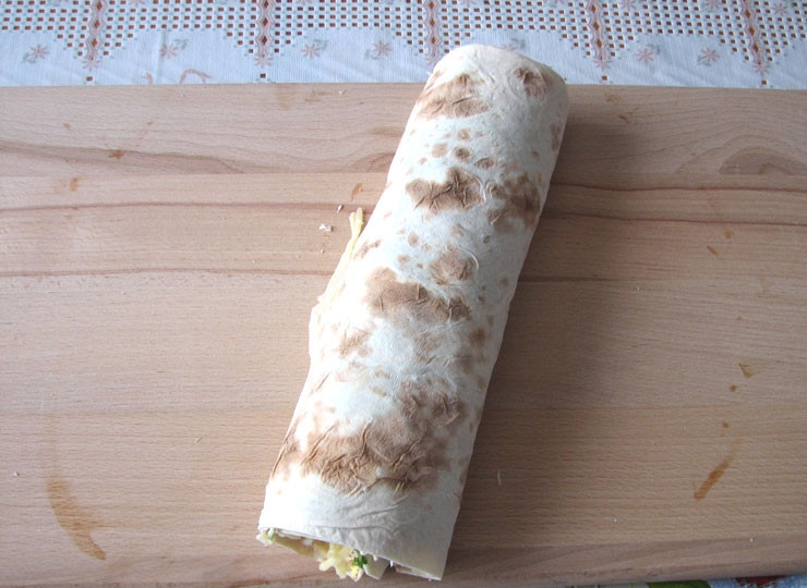 1. Этап. Рулеты из лаваша с крабовыми палочками: 6. Плотно сверните рулетом.