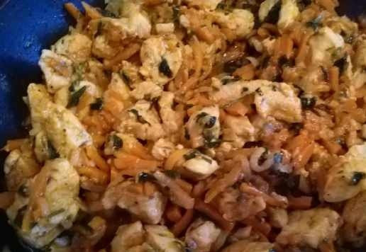 1. Этап. Курица с морковью и розмарином: Томатную пасту развести в стакане воды, вылить в сковороду, добавить нарезанную петрушку, убавить огонь, накрыть крышкой и довести до готовности.