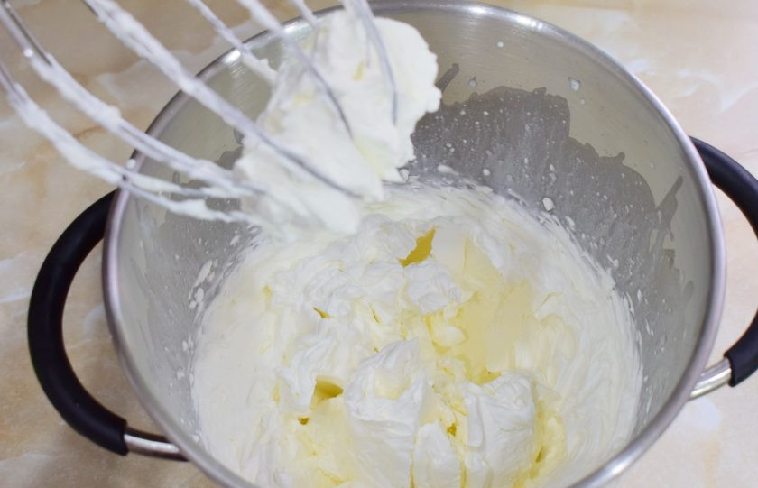 1. Этап. Лавандовые капкейки: Для приготовления крема соедините сливки с творожным сыром и сахарной пудрой. Взбейте в пышный крем.