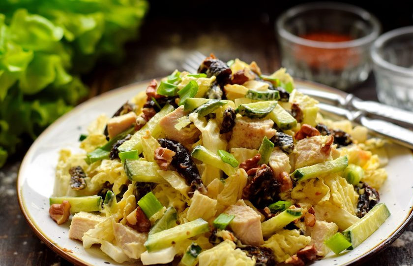 1. Этап. Салат с курицей, пекинской капустой и черносливом: Приятного аппетита!