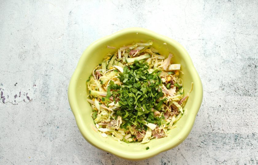 1. Этап. Салат Праздничный с говяжьим языком: Все перемешайте, посолите, добавьте мелко нарезанную зелень. Все еще раз перемешайте, разложите порционно, добавьте майонез и подавайте к столу.