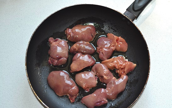 1. Этап. Теплый салат с грушей и куриной печенью: Печень промойте, обсушите, при необходимости очистите и выложите на сковороду с разогретым маслом. Обжарьте на среднем огне с двух сторон до легкой и румяной корочки. В конце посолите и поперчите.