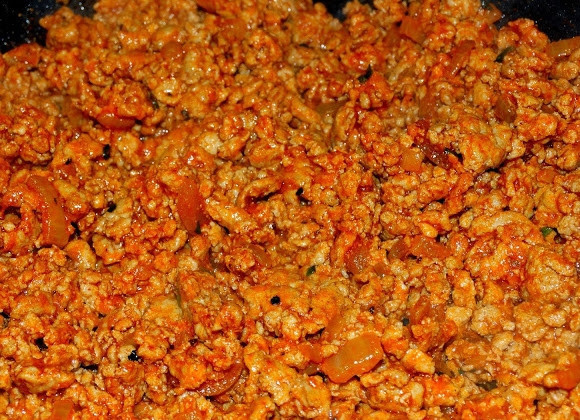 1. Этап. Стручковая фасоль с мясом: Тушите блюдо в течение 10 минут, если нужно добавьте немного воды. К готовому мясу добавьте фасоль и готовьте еще минут 5. Перед подачей посыпьте блюдо мелко нарезанной зеленью петрушки. Приятного аппетита!