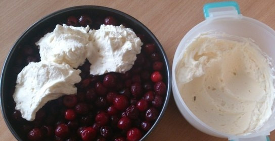 1. Этап. Пирог с маскарпоне и вишней: Приготовьте крем. Для этого взбейте сливки, ваниль и сахар на быстрой скорости миксера, а затем, добавив маскарпоне, мешайте в течение нескольких минут медленно. Полученную массу выкладываем на вишни и равномерно распределяем.