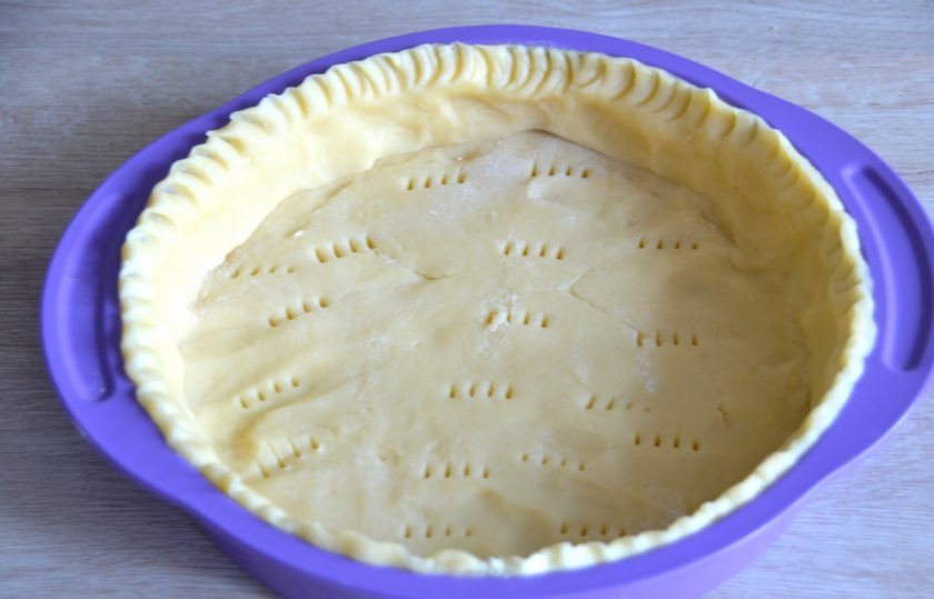 1. Этап. Рисовый пирог с вишней: Выложите тесто в форму, предварительно смазанную сливочным маслом и присыпанную мукой. Желательно, чтобы форма была разъемная. Сформируйте бортики высотой примерно 4 см., дно наколите вилкой, уберите в морозильную камеру на 30 минут.