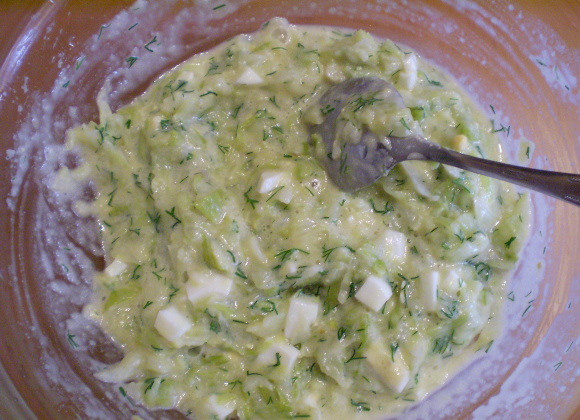 1. Этап. Капустная запеканка в духовке: 8. Добавляем сырое яйцо со сметаной. Перемешиваем.