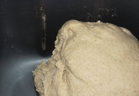 1. Этап. Яично-ржаной хлеб: Добавьте остальные ингредиенты. Если вы не хотите или не можете использовать ржаную муку, то берите 600 г пшеничной. Режим основной, вес 1 кг.