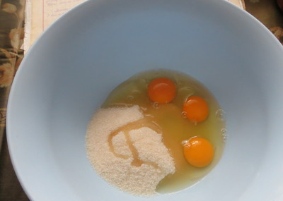 1. Этап. Торт Айсберг с орехами: Взбейте яйца со стаканом сахара.