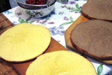 1. Этап. Торт Лакомка: 5. Выкладываем тесто в формы, смазанные сливочным маслом. Разогреваем духовку до 180 градусов и выпекаем наши коржи около 20 минут. Готовые коржи разрезаем по-вдоль на две части.