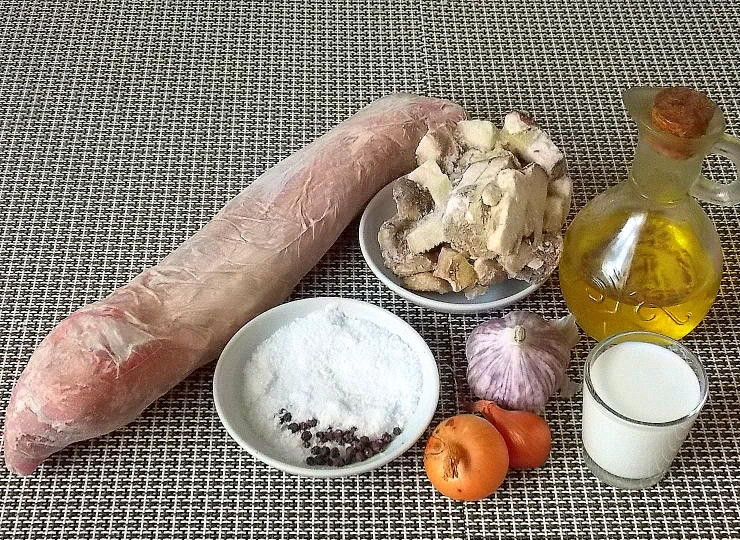 1. Этап. Свиная вырезка по-французски: Подготовьте все необходимые ингредиенты.