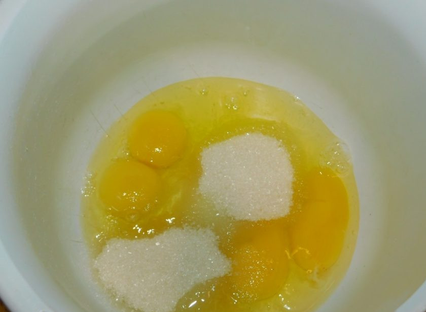 1. Этап. Бисквитный рулет с бананом: Яйца с сахаром взбейте в пышную белую массу.