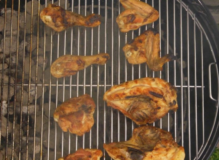 1. Этап. Курочка барбекю: 3. Накройте гриль крышкой и готовьте курочку 20 минут. После чего намажьте кусочки соусом и готовьте еще по 5 минут на каждой стороне, уже не накрывая крышкой.