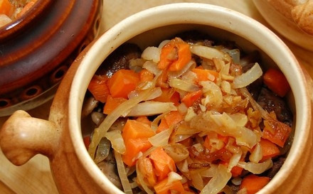 1. Этап. Овощи с грибами в горшочках: 8. Выкладываем все ингредиенты в горшочки. Солим, перчим. Можно добавить специи на свое усмотрение. Прекрасно подойдут «хмели-сунели», а также приправки для овощей.