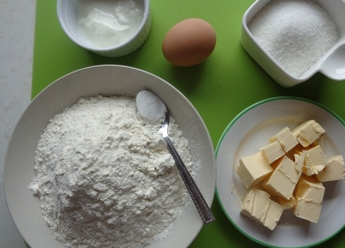 1. Этап. Тарталетки из песочного теста: Отмеряем необходимое количество продуктов. Если вам нужны тарталетки для того, чтобы наполнить соленой начинкой, уменьшите количество сахара.