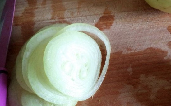 1. Этап. Плов лучший: 2. Подготовьте овощи для плова. Для этого очистите лук. Промойте под холодной водой. Нарежьте полукольцами, предварительно смочив лезвие ножа холодной водой.