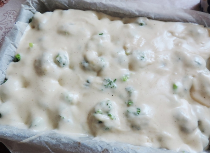 1. Этап. Запеченная брокколи под соусом: 9. Заливаю все сырным соусом, пока он еще горячий.