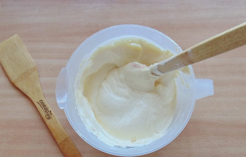 1. Этап. Бисквит с шоколадной глазурью: Лопаткой аккуратно перемешайте тесто для бисквита.