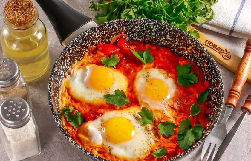 1. Этап. ПП шакшука: Горячую ПП шакшуку украсьте свежей зеленью и подайте к столу прямо в сковороде. Не забудьте про хлебцы.