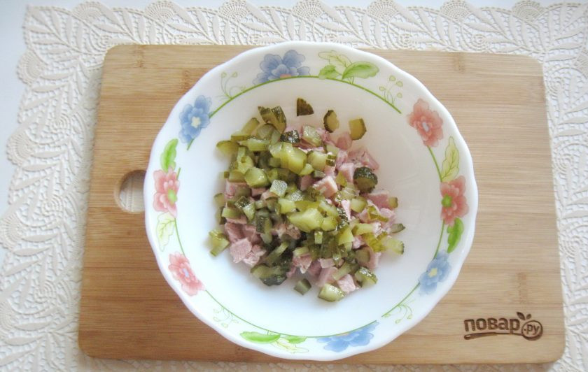 1. Этап. Салат со свининой и солеными огурцами: Добавьте нарезанные кубиками огурцы.