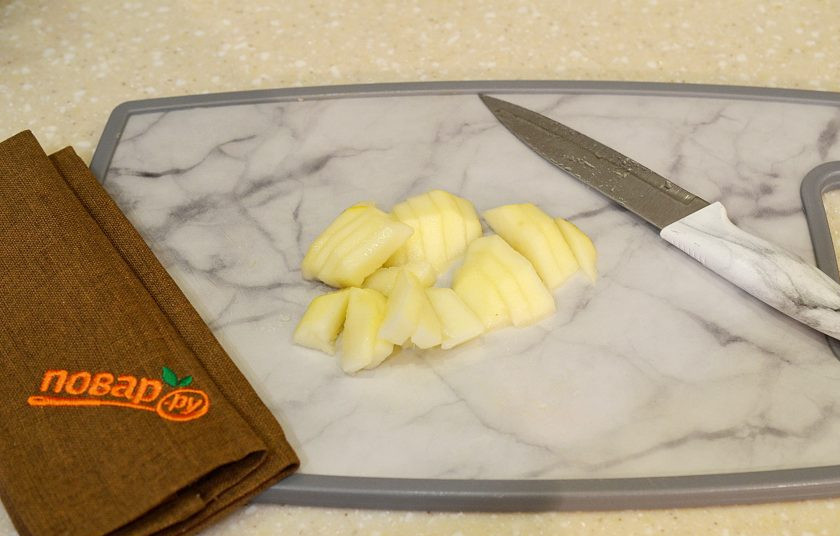 1. Этап. Салат на Новый год Свиньи: 2. Груши очистите и нарежьте кубиком.