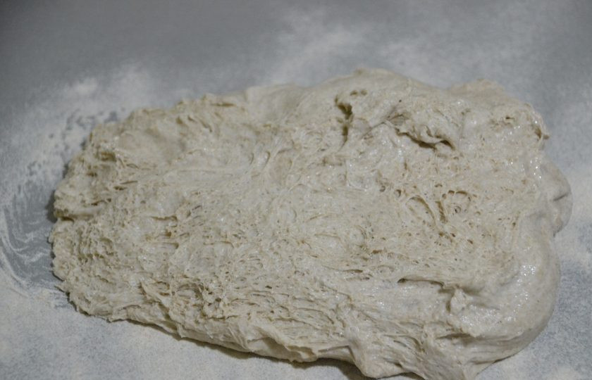 1. Этап. Подовый хлеб: Присыпьте рабочую поверхность стола мукой, выложите тесто и не переворачивайте его.