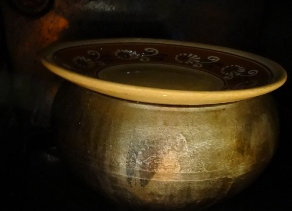 1. Этап. Свинина в чугунке в духовке: Добавляем где-то стакан воды в чугунок, накрываем крышкой, отправляем в духовку сначала на 45 минут (температура 200 градусов), а потом температуру убавляем до 170 и оставляем на 2 часа с хвостиком.