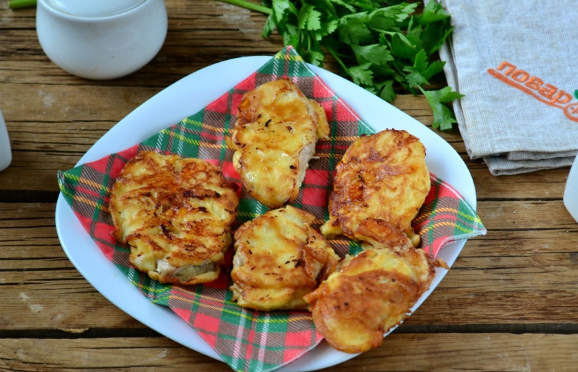 1. Этап. Куриные отбивные в сырном кляре: Жарьте отбивные с каждой стороны по 5 минут на медленном огне. Затем выложите их на бумажную салфетку, чтобы убрать лишнее масло.