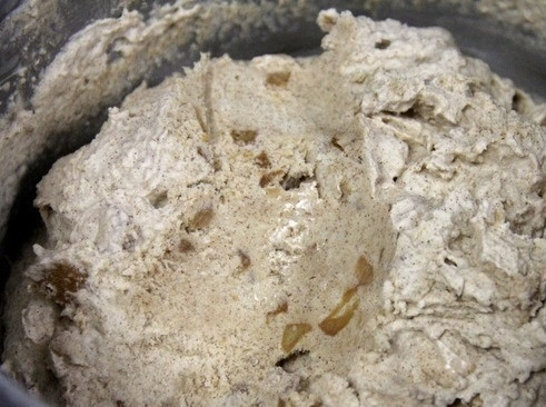 1. Этап. Яблочное мороженое с корицей: 6. Яблоки можно добавить сразу в мороженое или предварительно измельчить в блендере до состояния пюре. Тщательно все перемешайте и снова отправьте в морозильник. Оставьте до полного застывания, не забывая перемешивать периодически.