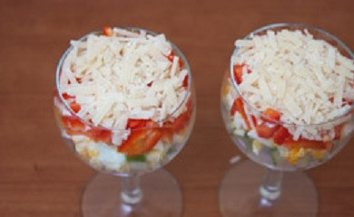 1. Этап. Салат-коктейль с ветчиной: 10. Посыпать тертым сыром и украсить зеленью. Вот и весь простой рецепт салата-коктейля с ветчиной, который сразу можно подавать к столу.