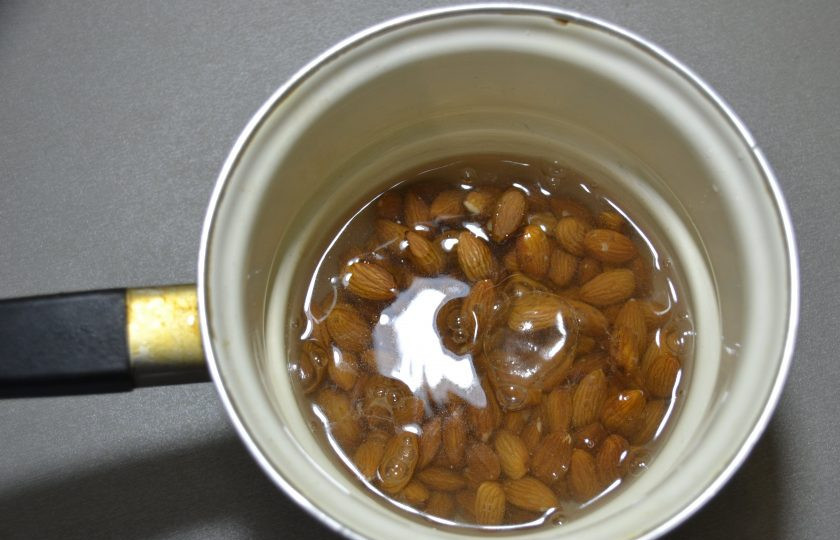 1. Этап. Итальянское печенье с миндалем: Миндаль выложите в ковш, залейте водой и поставьте вариться на 10 минут, после чего промойте холодной водой.