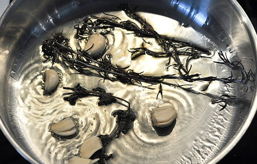 1. Этап. Каре баранины: В разогретую сковороду влейте оливкового масла. Добавьте чеснок, розмарин и душицу.