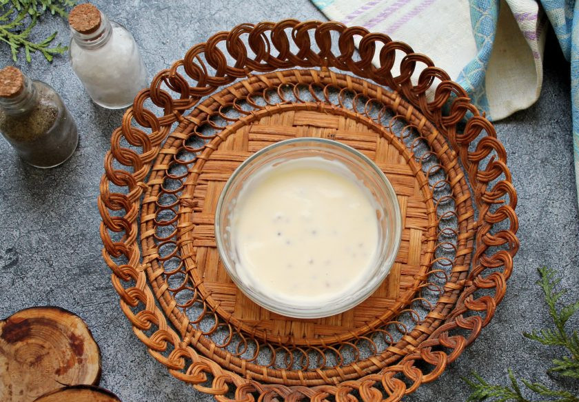 1. Этап. Свиные медальоны в беконе: Для соуса смешайте майонез, горчицу и сахар, посолите. Все хорошо перемешайте. Медальоны переложите на тарелку, полейте соусом и подавайте к столу.