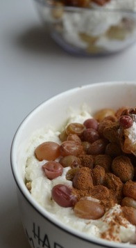 1. Этап. Десерт из хлебцев и винограда: Получается сбалансированный сытный десерт. Запечённый виноград придаёт приятную сладость, творог с йогуртом - нежность, а хлебцы - сытность.