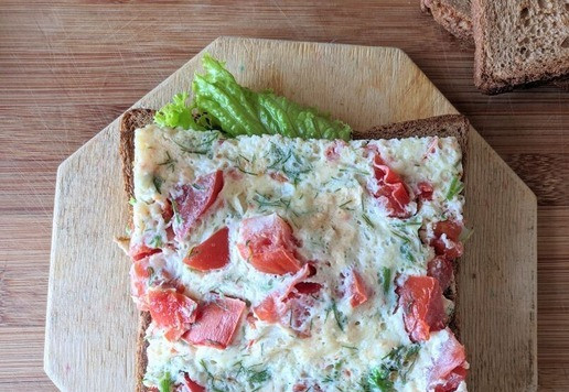 1. Этап. Большой сэндвич для всей семьи: Сверху салатных листьев кладём яичницу с помидорами.