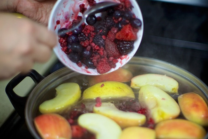 1. Этап. Фруктово-ягодный компот: Добавляем ягоды и варим еще 5 минут.