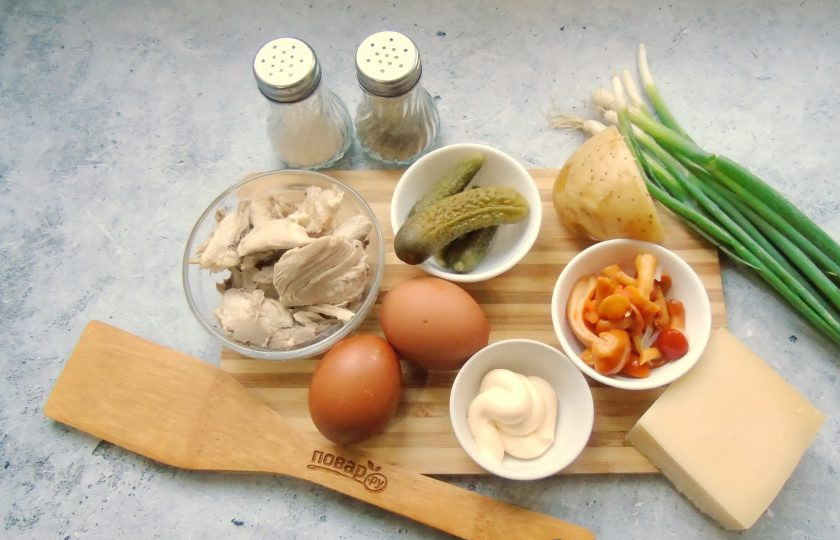 1. Этап. Слоеный салат Лесная поляна с маринованными опятами: Подготовьте ингредиенты для приготовления салата.