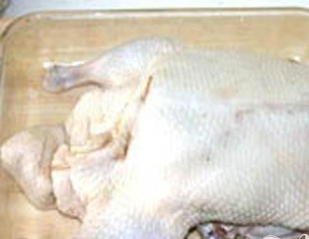 1. Этап. Утка, запеченная с грибами и картофелем: 3. Брюшко утки аккуратно зашиваем. Тушку надо теперь смазать медом, солью и перцем. Четвертинки нарезанного картофеля раскладываем вокруг тушки. Когда все готово, отправляем в разогретый духовой шкаф.