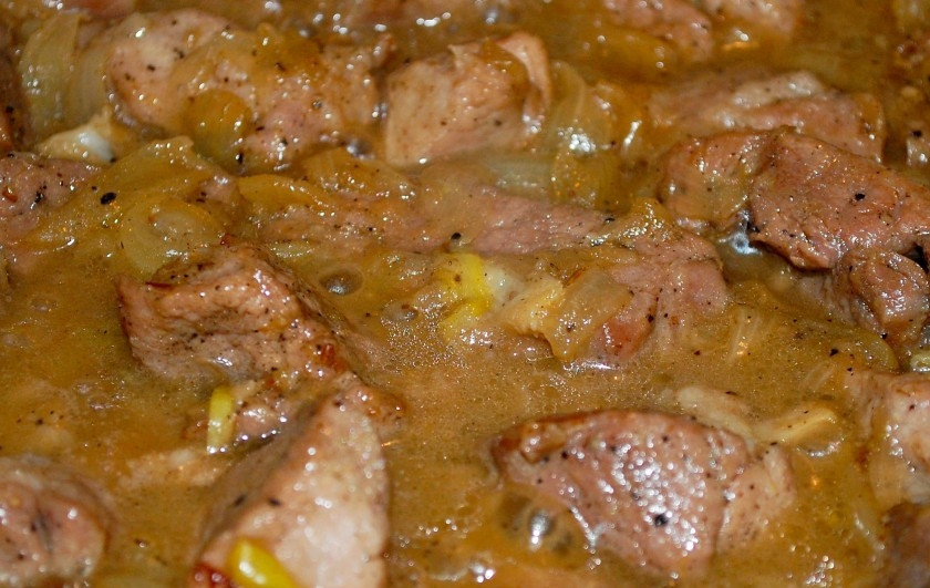 1. Этап. Смаженина: 5. Томите свинину до мягкости.