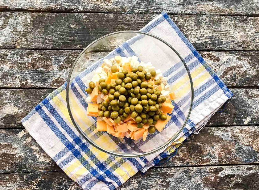 1. Этап. Салат с филе курицы: Высыпьте зеленый горошек.