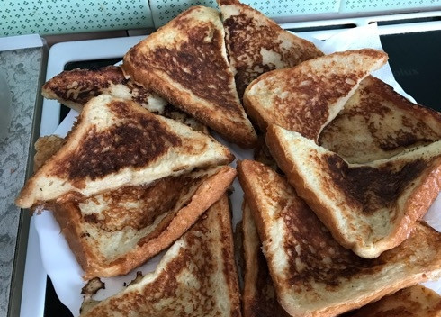 1. Этап. Испанские сладкие тосты: 6. Готовые тосты выкладываем на салфетку и они должны немного остыть.